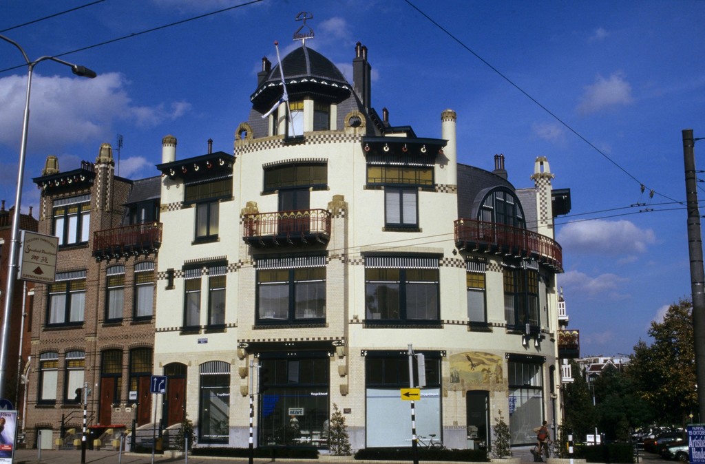 Art-nouveaugebouw van Diehl hoek Zijpendaalseweg en Cronje