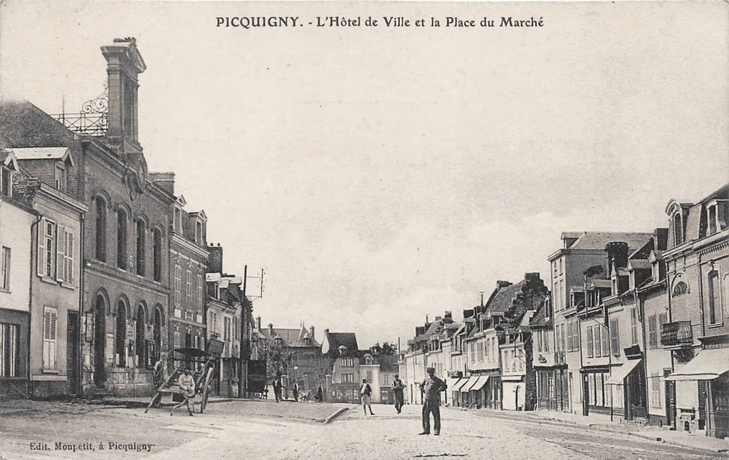 Picquigny. L'Hôtel de Ville et la Place du Marché