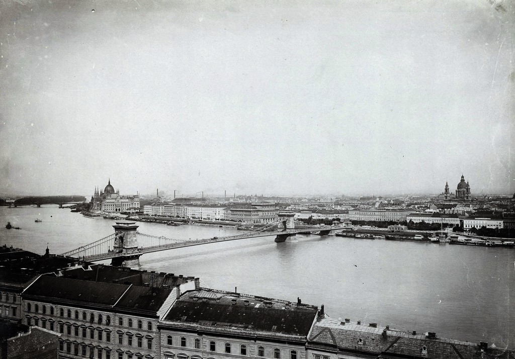 Kilátás a budai Várból a Széchenyi Lánchíd és a Bazilika felé, balra a Parlament