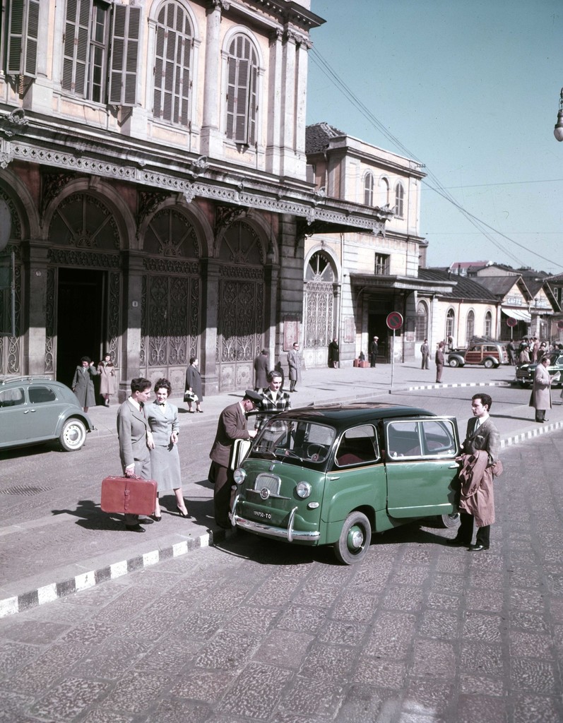 Fiat 600 Multipla Taxi davanti alla stazione Porta Susa