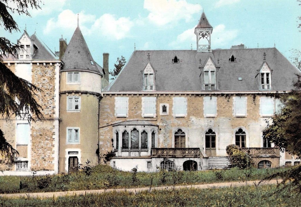 Pradinas. Chateau de Laplanque: vue sur la terrasse