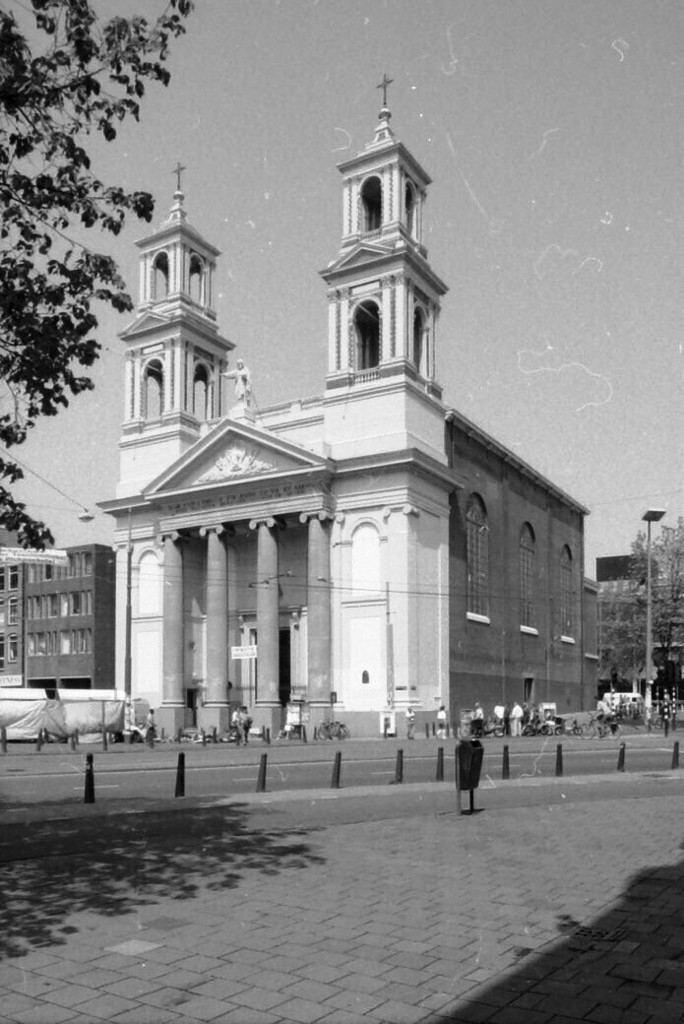 Waterlooplein 205, de Mozes en Aäronkerk, rechts Mr. Visserplein