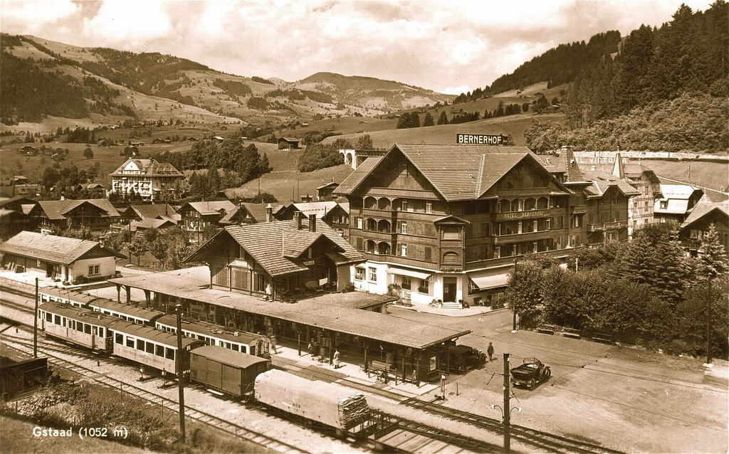 Gstaad. Bahnhof und Hôtel Bernerhof