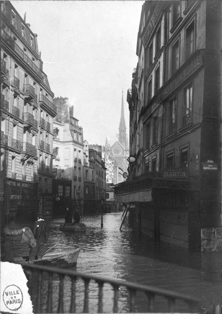 Inondation. Vue prise en direction de la rue Fréderic Sauton depuis la place Maubert à l'angle de la rue Maître Albert