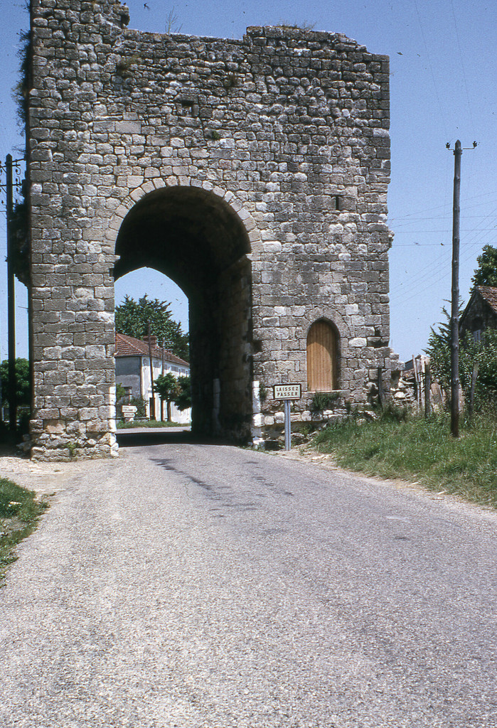 Sauveterre-de-Guyenne. Porte Saint-Léger