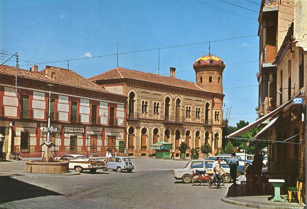 Mora de Toledo, Plaza del Generalísimo y Ayuntamiento