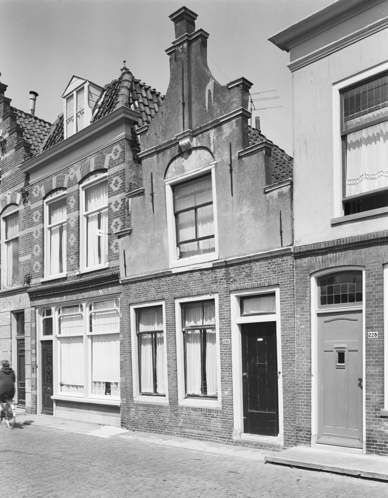 Oudegracht, 230. Pand met trapgevel