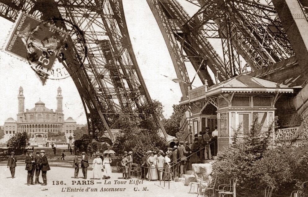 La Tour Eiffel - L'Entrée d'un Ascenseur