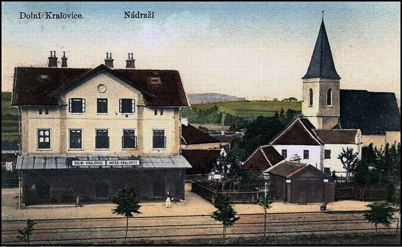Dolní Kralovice. Nádraží a kostel