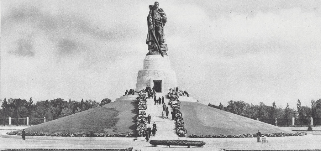 Das Hauptdenkmal ist das Denkmal für Soldaten der Sowjetarmee im Treptower Park