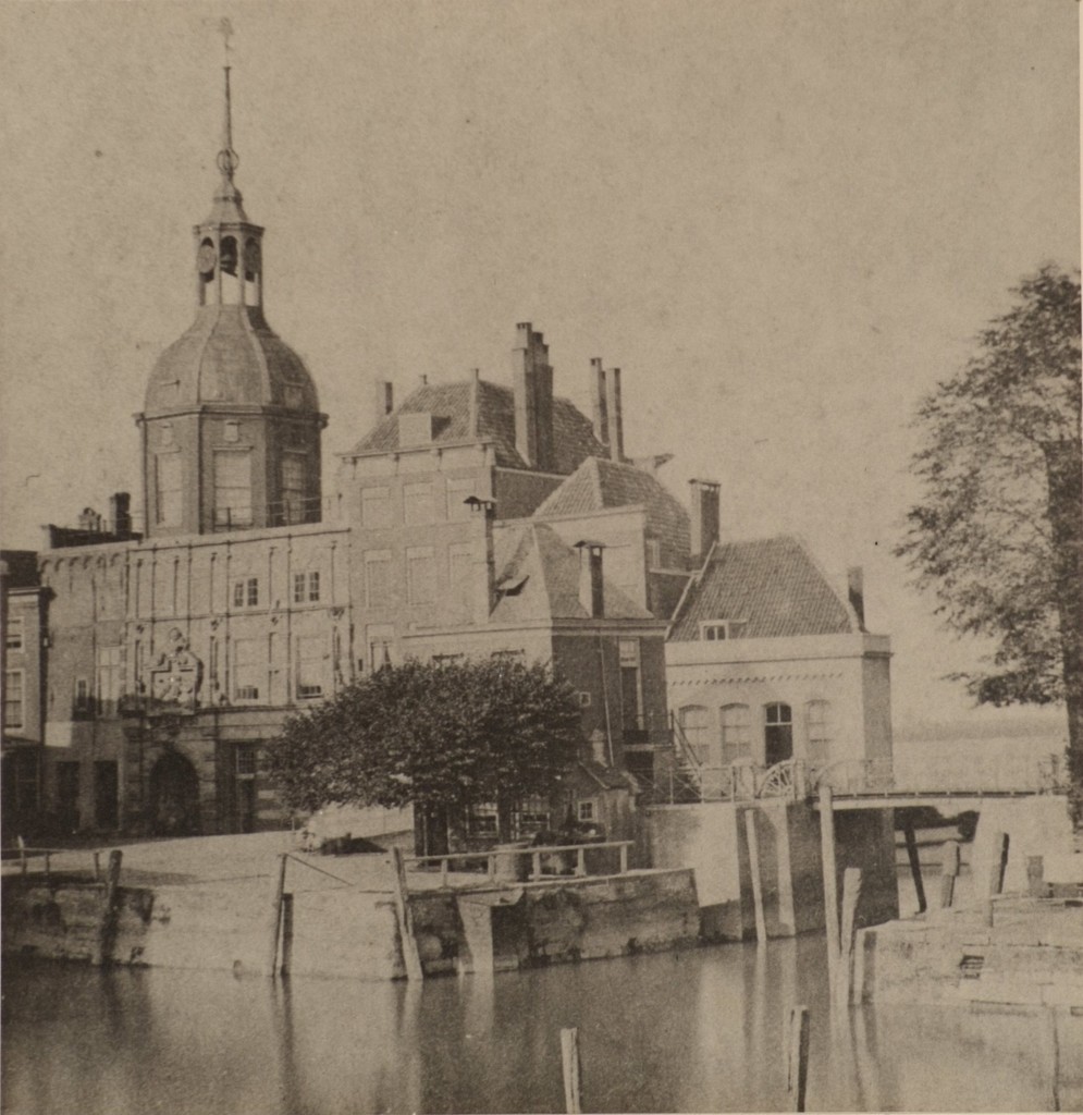 Dordrecht. De Groothoofdspoort en de Boombrug over de Wijnhaven