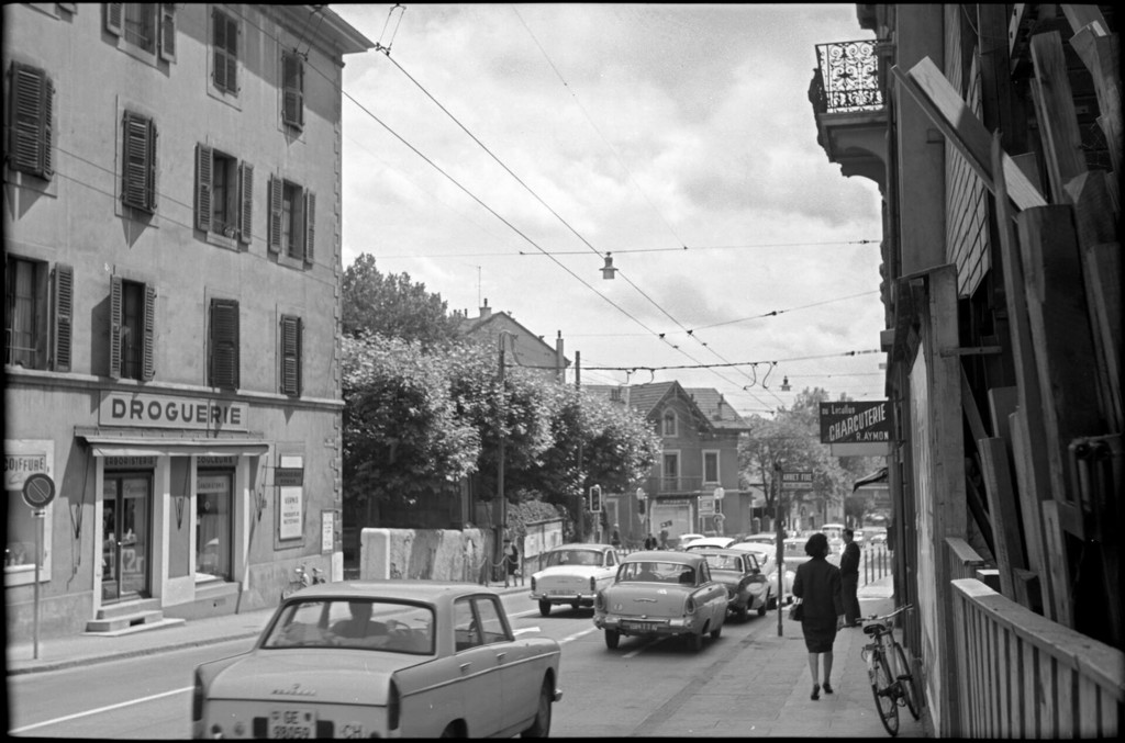 La rue de la Servette avec au centre le café des Platanes