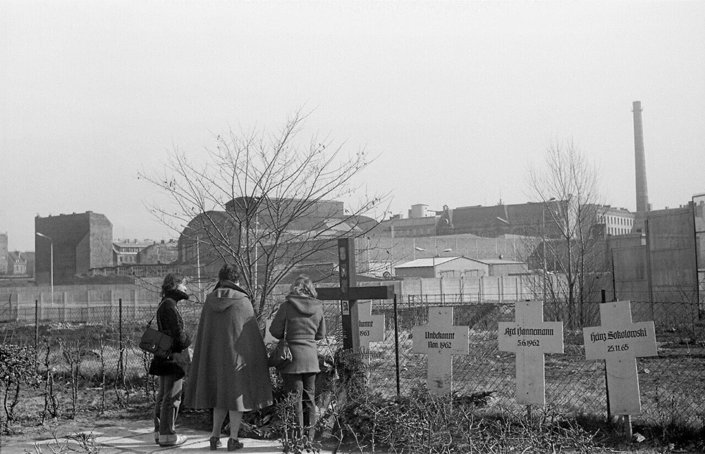 West- und Ost-Berlin. Blick auf die Kreuze zum Gedenken an die Opfer der Berliner Mauer