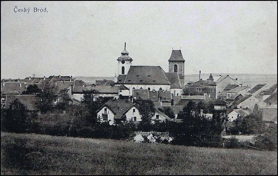 Pohled na Český Brod s kostelem a zvonicí