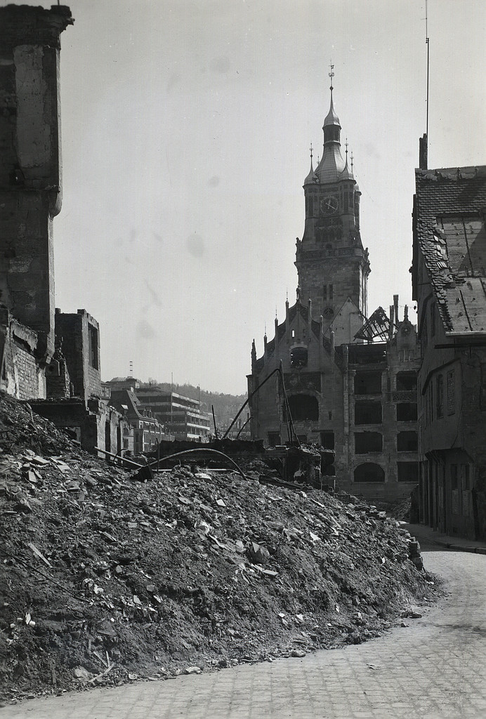 Blick durch die Turmstrasse zum Rathaus