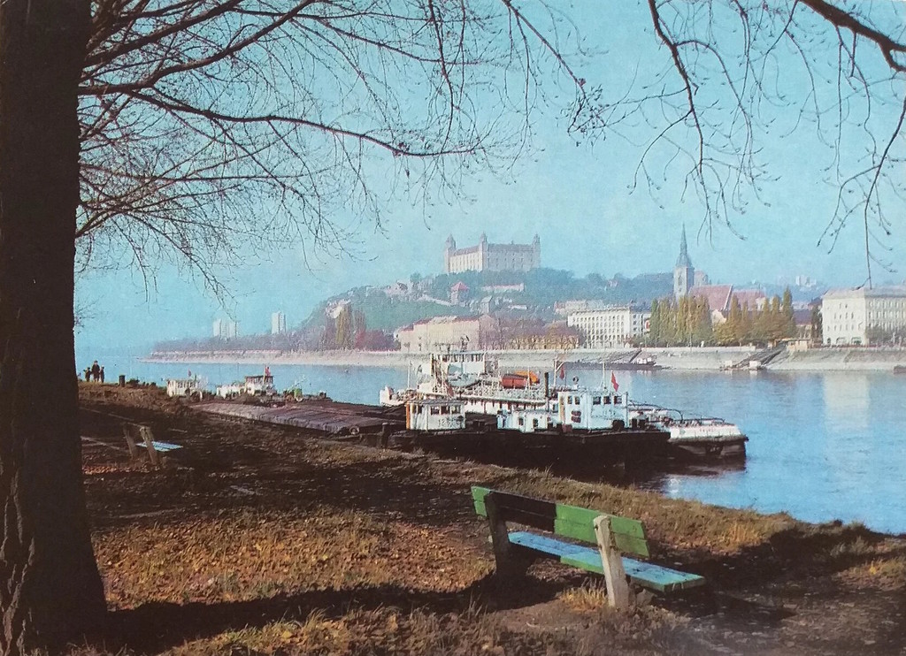 Dunajské nábrežie s hradom