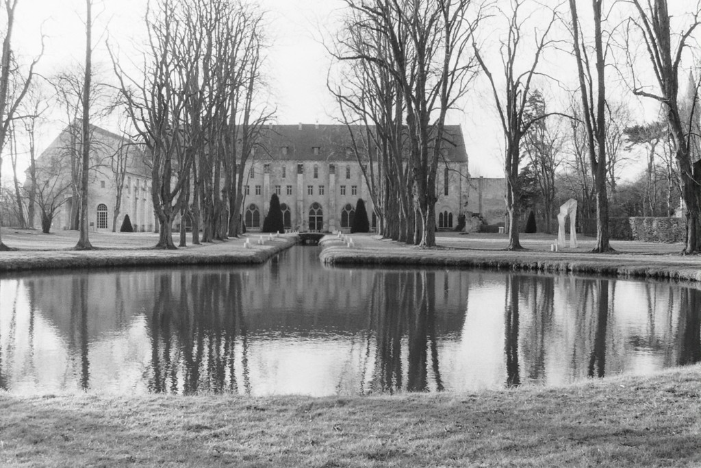 Abbaye de Royaumont. Vue générale, bassin et canal, jardin Est