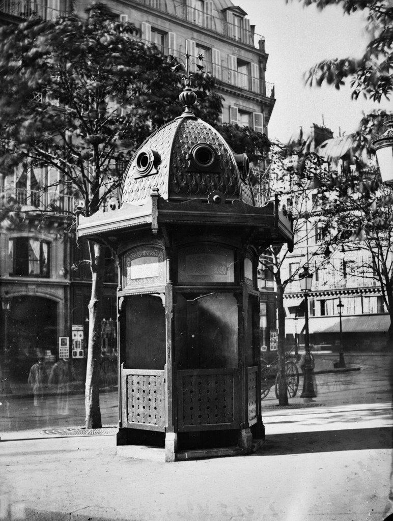 Vespasienne - kiosque hexagonal, place du Théâtre-Français