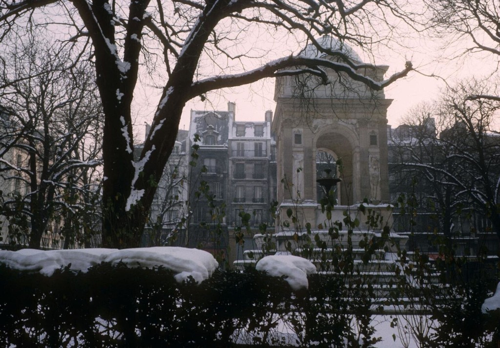 Fontaine des Innocents sous la neige, place Joachim-du-Bellay