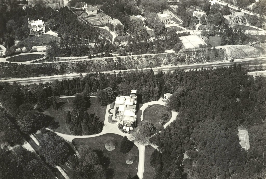 Luchtfoto van Baarn. Villa Uijtenbosch aan de Amsterdamsestraatweg
