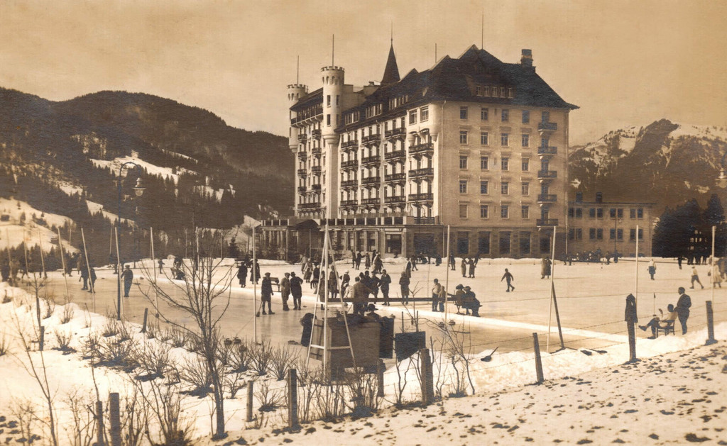 Gstaad. Royal Palace Hotel. Winterpalace with skaters and curling