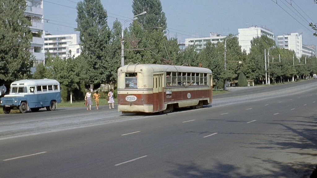 Ташкентский трамвай чешет на улице Навои в сторону Энгельса