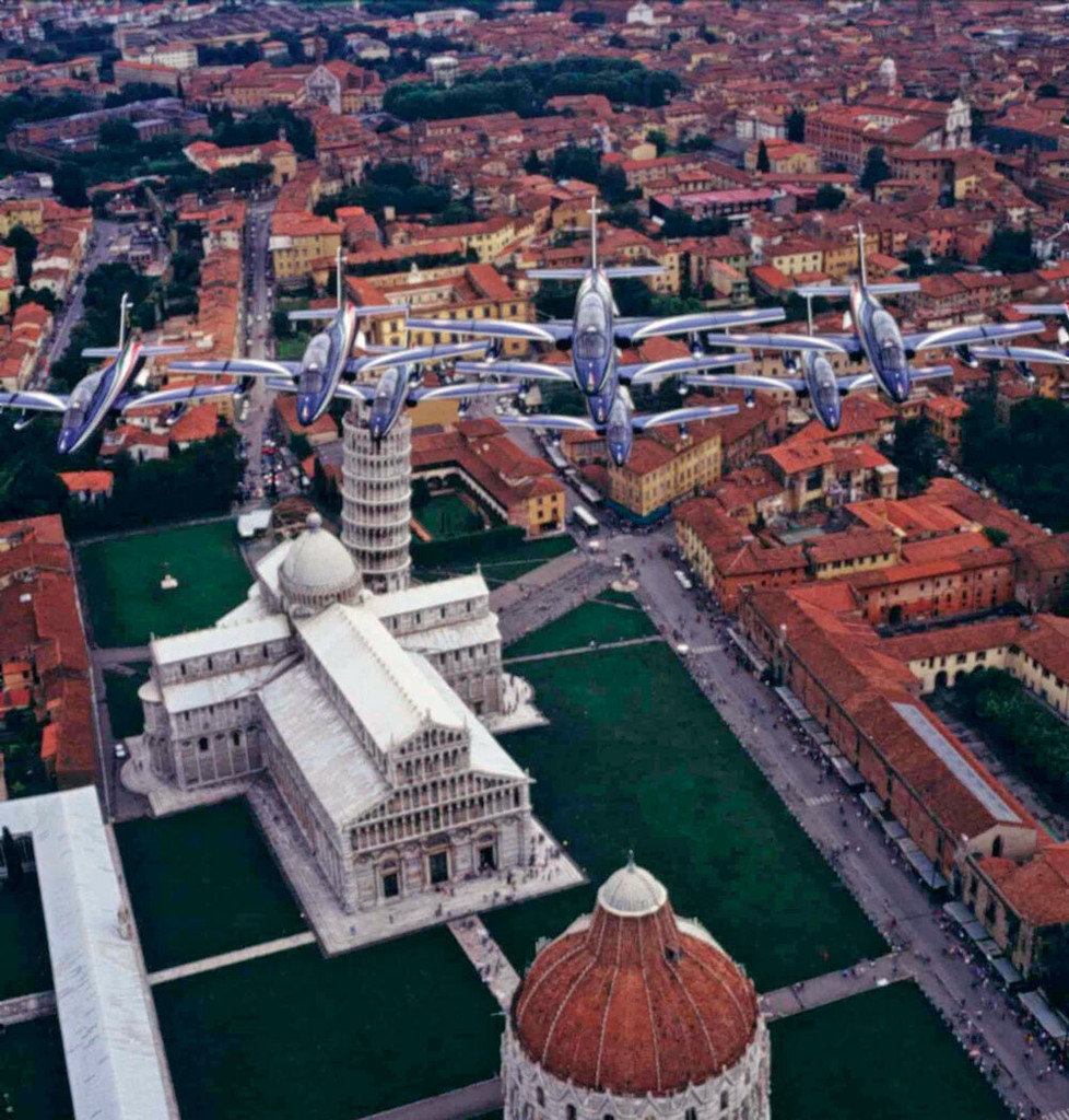 Frecce Tricolori in volo su Pisa