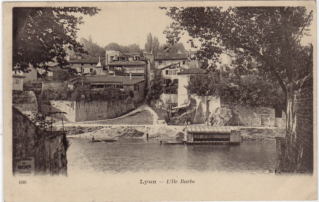 Lyon - Vue de l'île Barbe vers Saint-Rambert