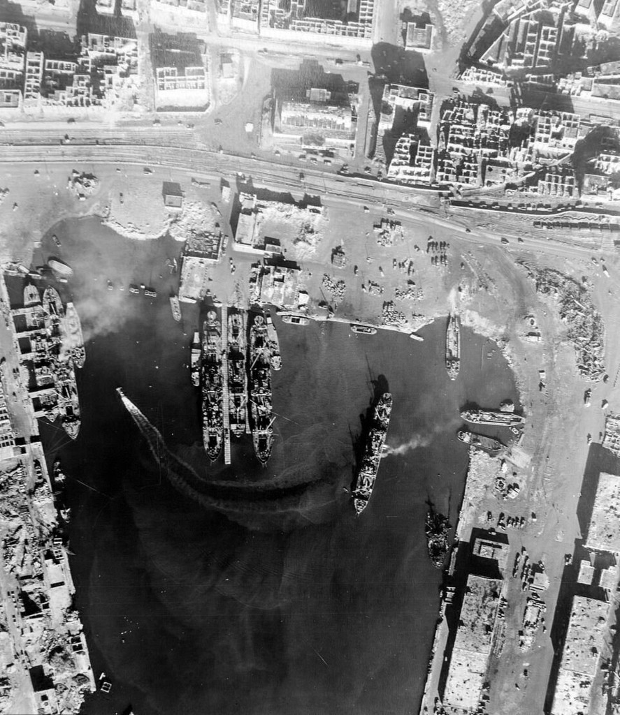 Porto di Napoli dopo i bombardamenti alleati