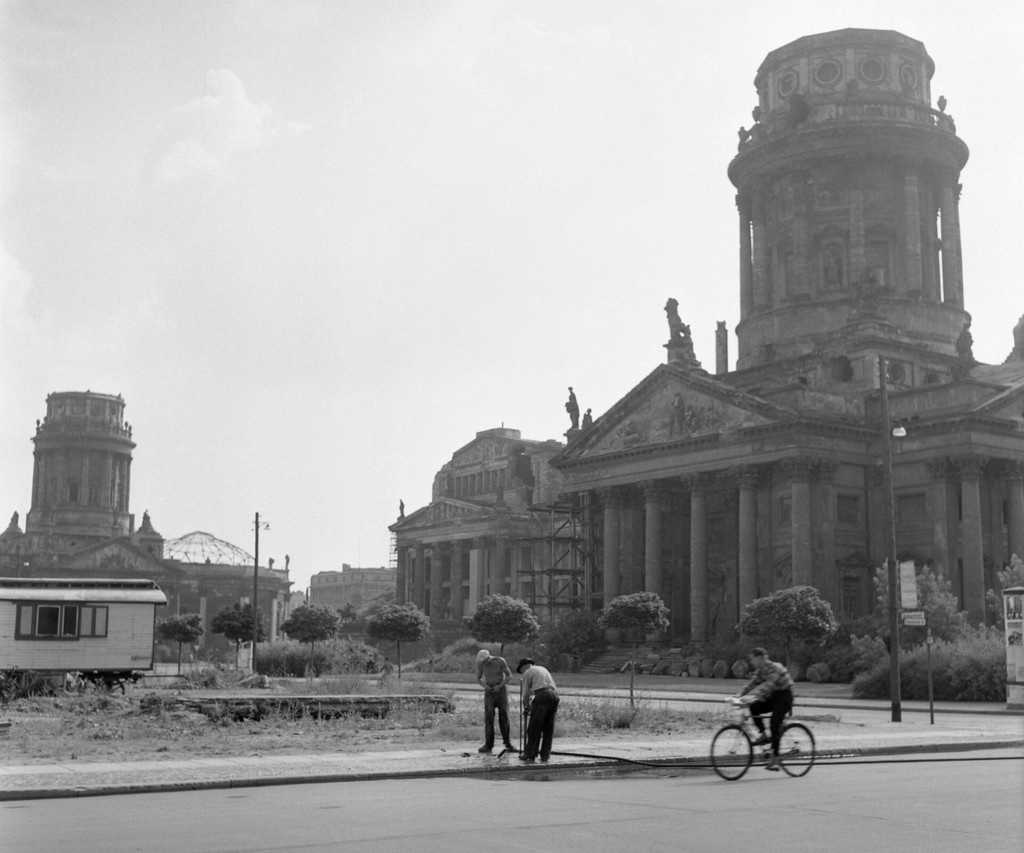 Blick über den Berliner Gendarmenmarkt mit den beiden Domen und dem Schauspielhaus