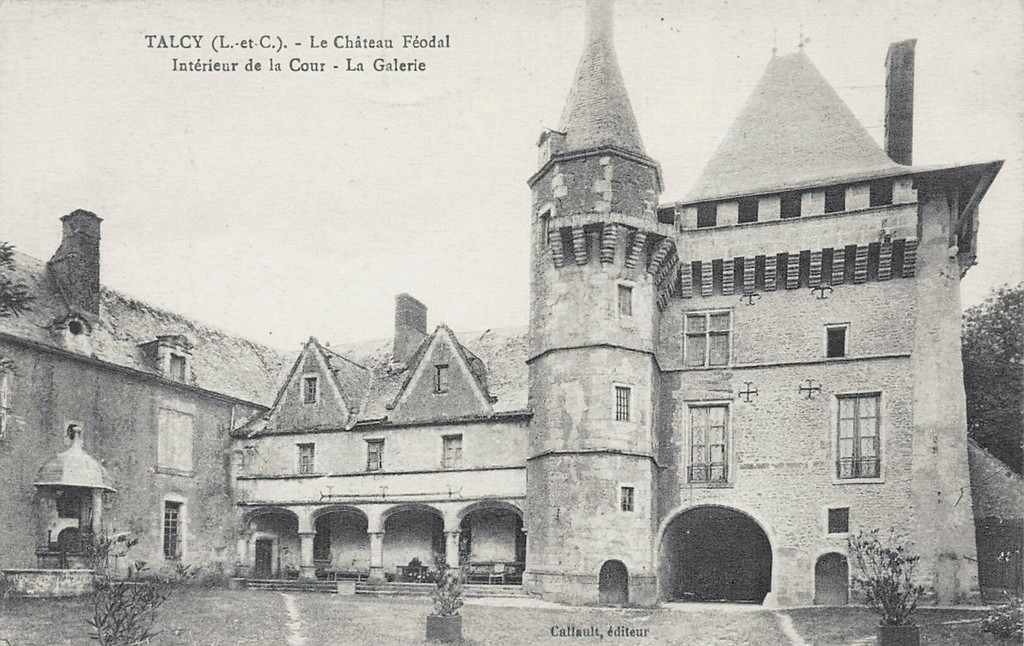 Talcy. Le Château féodal. Intérieur de la Cour - La Galerie