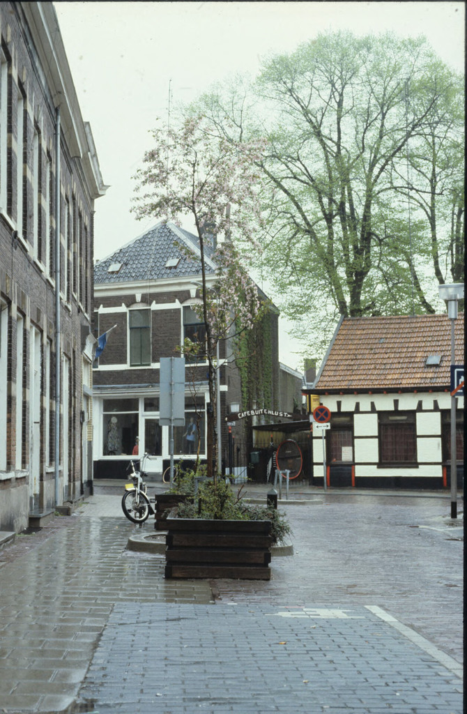 Nijhoffstraat gezien richting Hommelseweg met Café Buitenlust