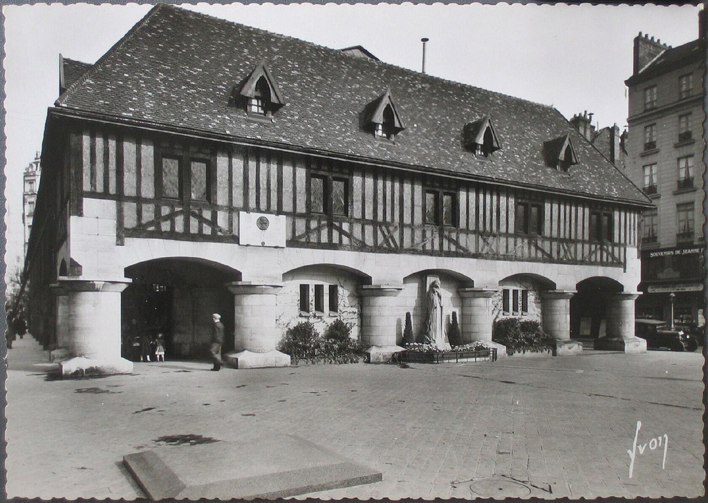 Place du Vieux marché, Emplacement du bûcher de Jeanne d'Arc
