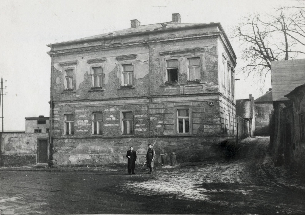 Pohled na dům čp. 14 na nároží ulic Staroholešovické a Partyzánské v Holešovicích