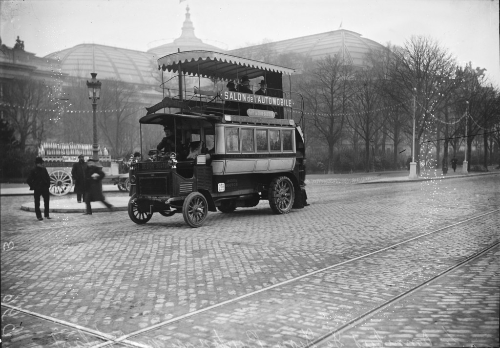 L'omnibus De Dion-Bouton au Grand Palais, desservant le salon de l'automobile