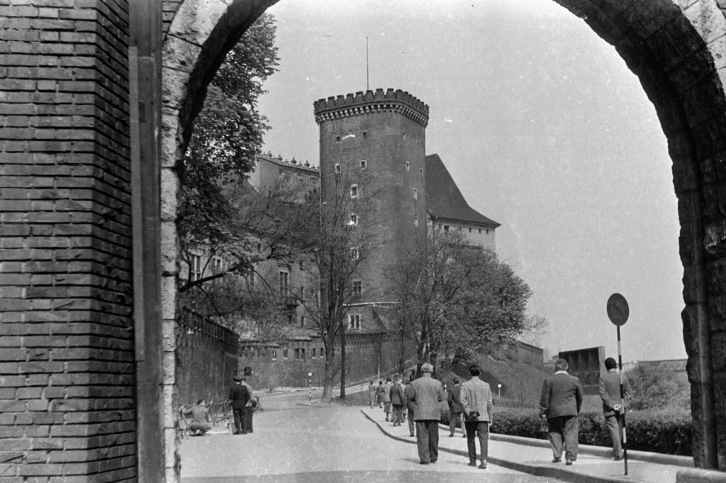 Pałac Królewski (Wawel), Brama Minorita, naprzeciwko Wieży Senatorskiej (Baszta Senatorska)