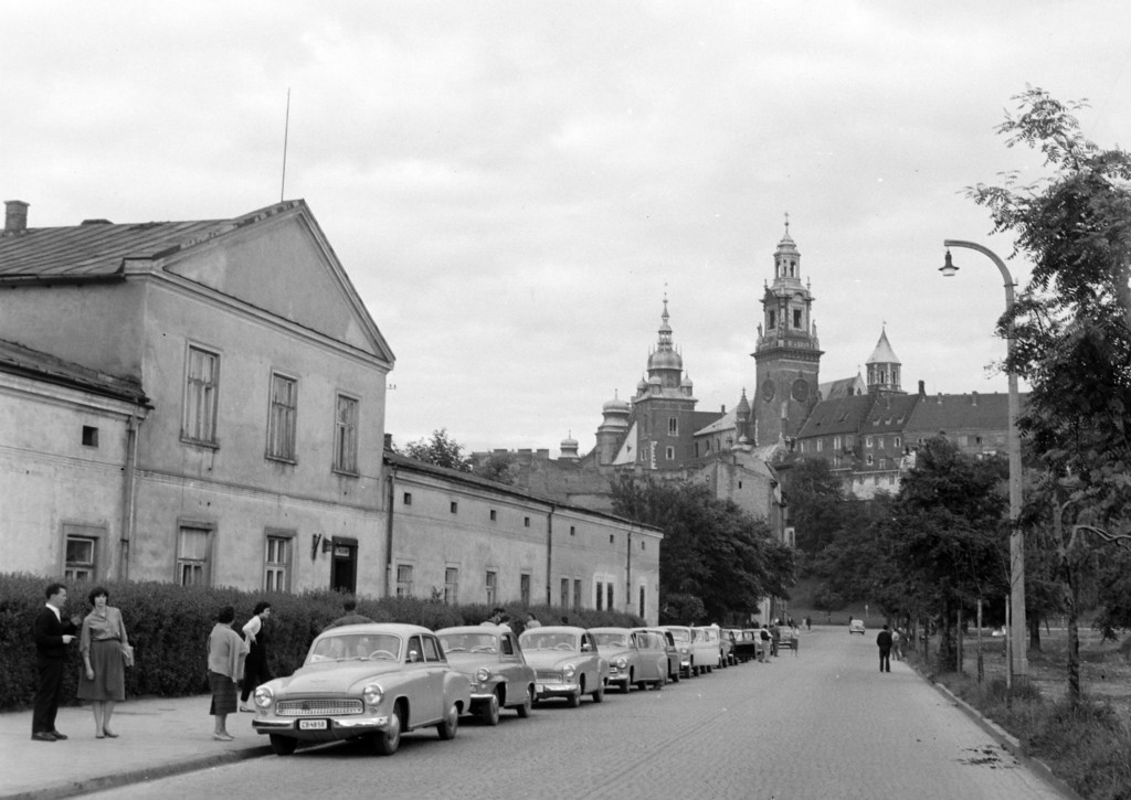 Ulica Powiśle nad brzegiem Wisły, patrząc w kierunku Pałacu Królewskiego (Wawel)