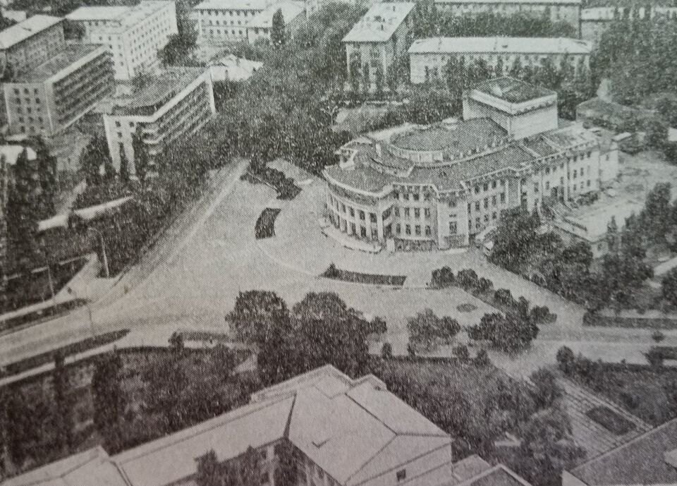 View of the Theater Square and the campus, with a bird's-eye view
