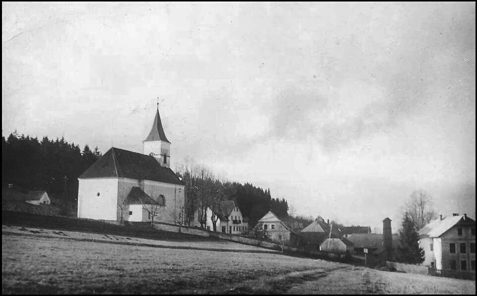 Hojsova Stráž. Pohled na část obce s kostelíkem