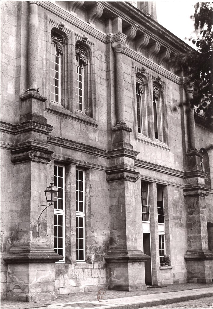 Château de Villers-Cotterêts. Façade principale : Fenêtres du rez-de-chaussée et du 1er étage