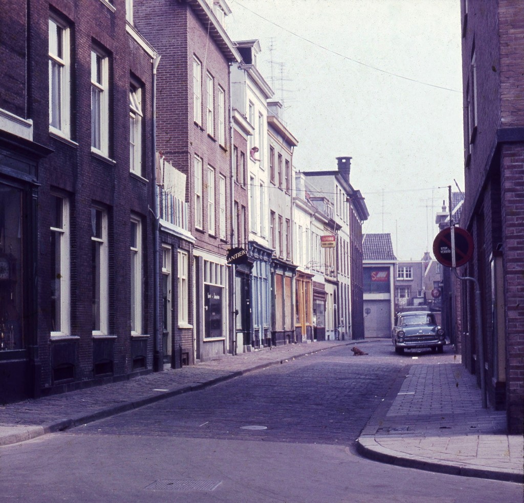 Pastoorstraat vanaf de Bakkerstraat richting Kerkstraat