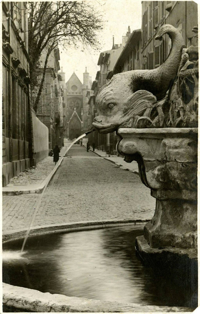 Aix-en-Provence. La fontaine des Quatre-Dauphins. La rue Cardinale et l'église Saint-Jean-de-Malte