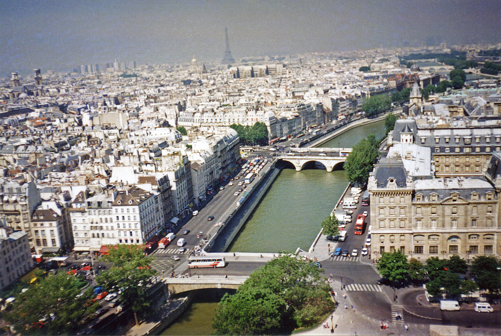 Vue de la cathédrale Notre-Dame de Paris vers la Tour Eiffel
