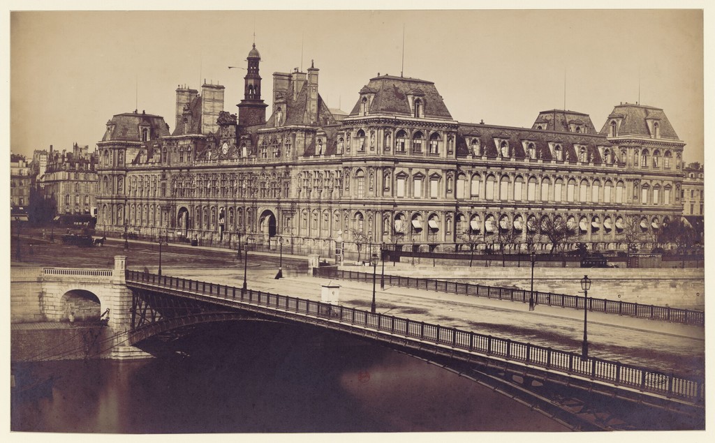 Vue de l'Hôtel de Ville de Paris en hiver avec le pont