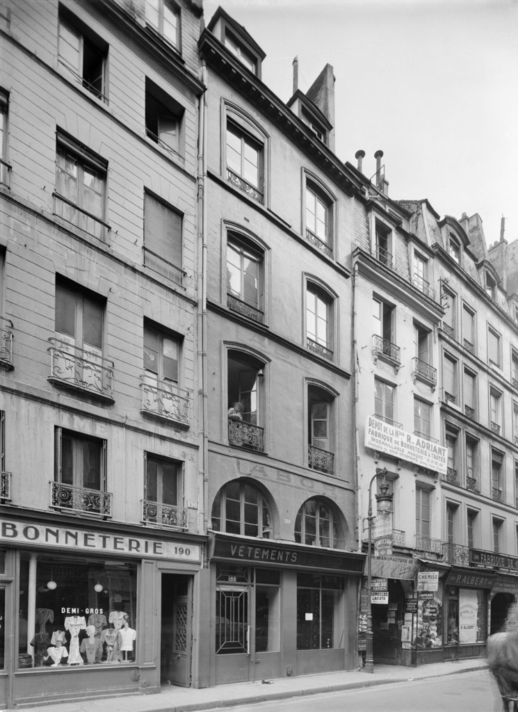 190-184 rue Saint-Martin. Bonneterie, boutique de vêtements