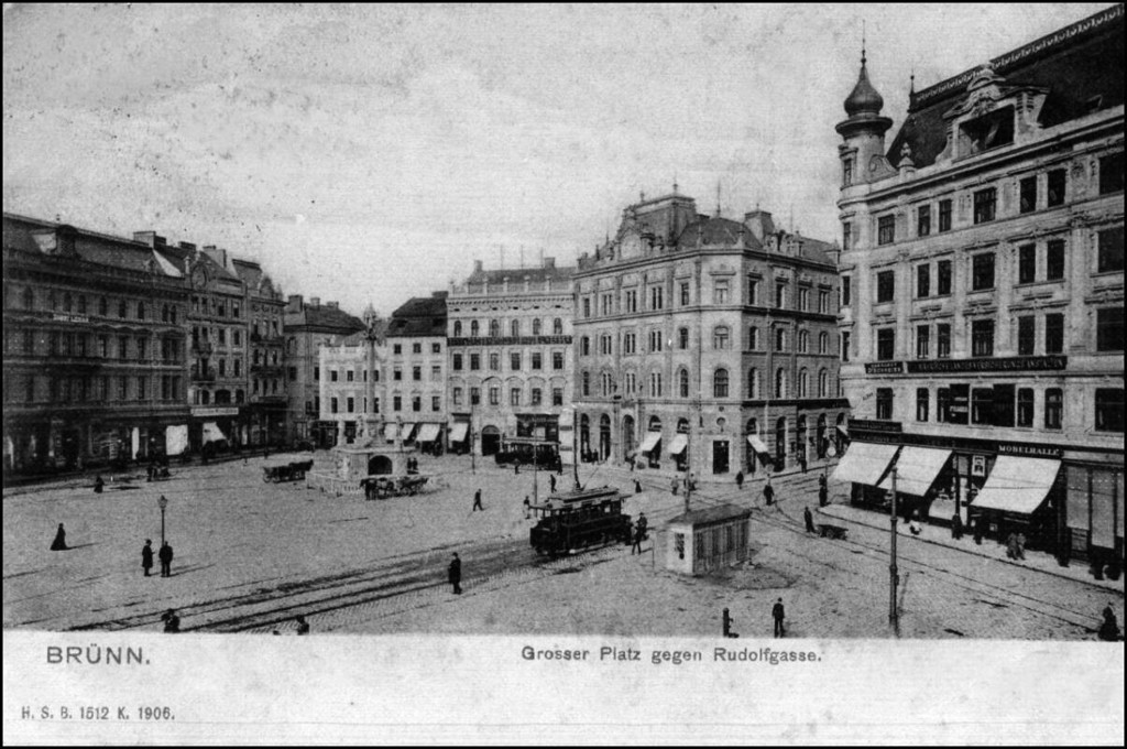 Brno, náměstí Svobody, Tramvaj projíždí náměstím