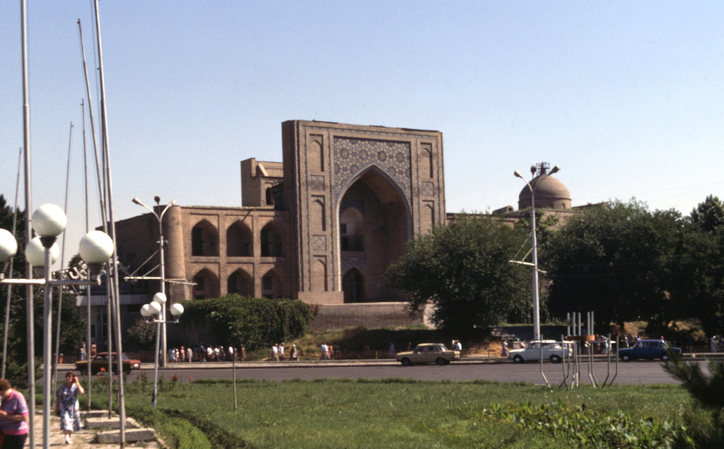 Медресе кукельдаш и купол мечети Ходжи Ахрара