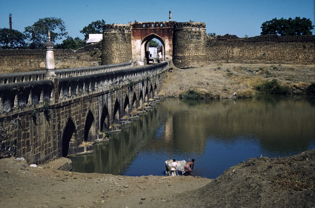 Ajanta. Gate and bridge