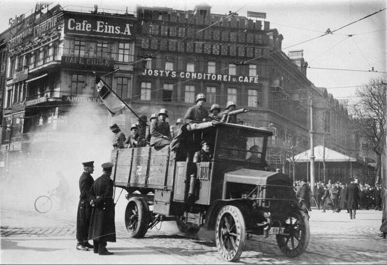 Truppen der Regierung Kapp auf einem Lastwagen am Potsdamer Platz