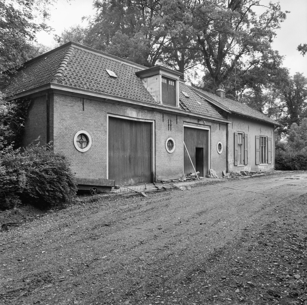 Landgoed Matanze in Terwolde. Overzicht koetshuis met rechts ervan een dienstwoning